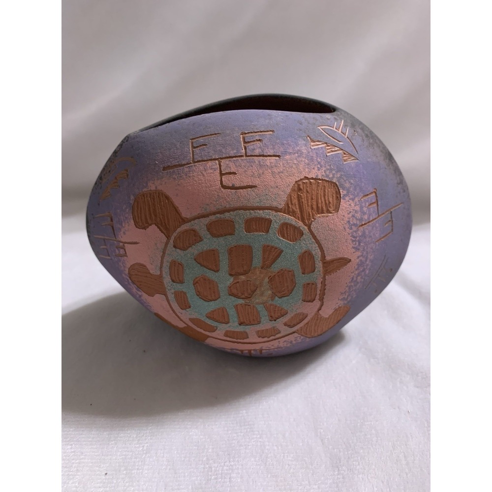 VTG Signed Navajo Southwest Pottery Vase Carved "Feather Hawk" Turtle